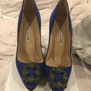 HANGISI Manolo Blahnik 
Blue Pumps